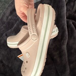 BNWT Crocs Classic Clogs in light pink women’s 8/mens 6